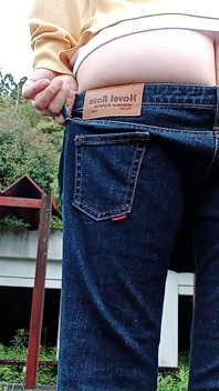 Outdoor Exposure in Ultra-low-rise Jeans