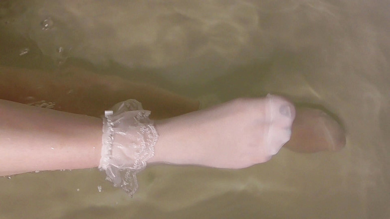 Anna Sky: Anna tvättar fötterna i vita strumpor