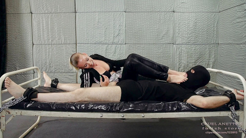 Cruel Anettes fetish world: 땀에 젖은 발을 사랑하도록 밀프