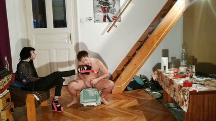 Beth Kinky: Sclavul milos își servește cizmele și picioarele stăpânei