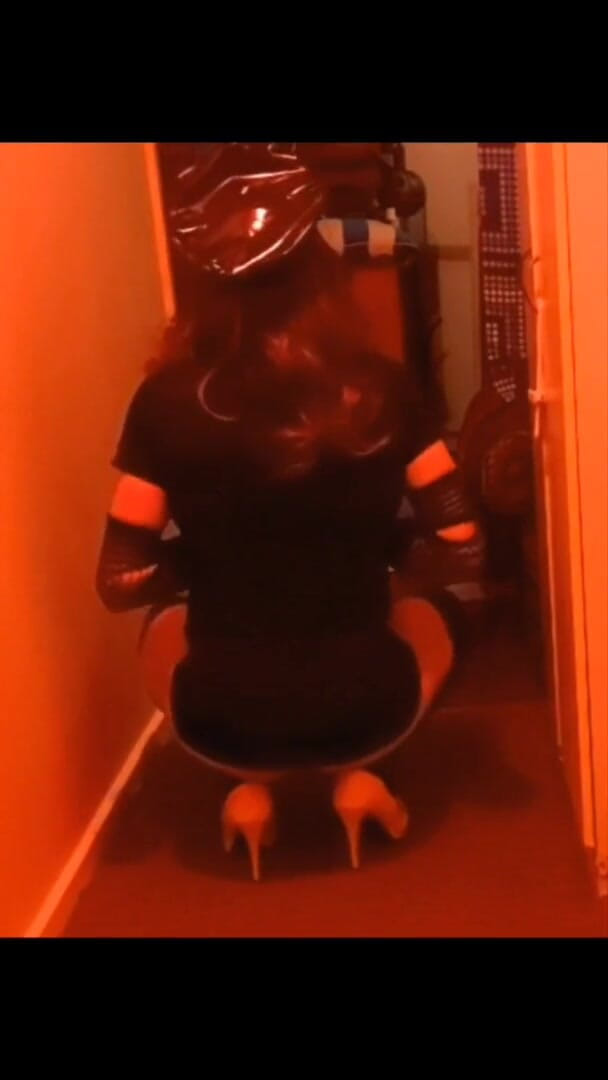 Lizzaali: J'ai un uniforme de police en train de me baiser...