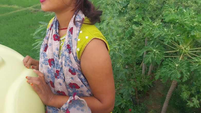 Pooja raniji: Desi Village Young Desi Girl Outside Sex - Girlfriend Coming Near...