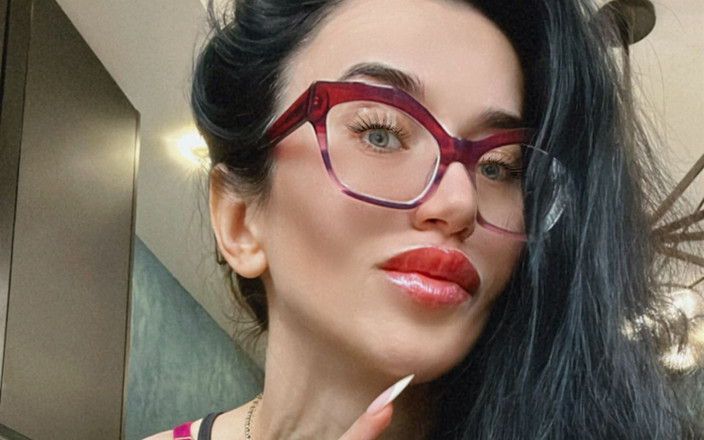 Julia domaina: Uzun tırnaklar, Fransız manikür ve tükürük ile elle muamele