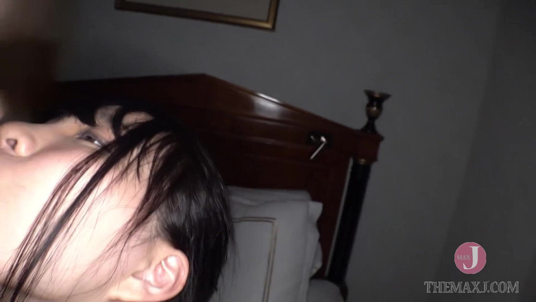 JAV Amateur: 素敵なお尻を持つ小柄な美しさは、バスルームと寝室で深刻なクソの後に疲れ果てています