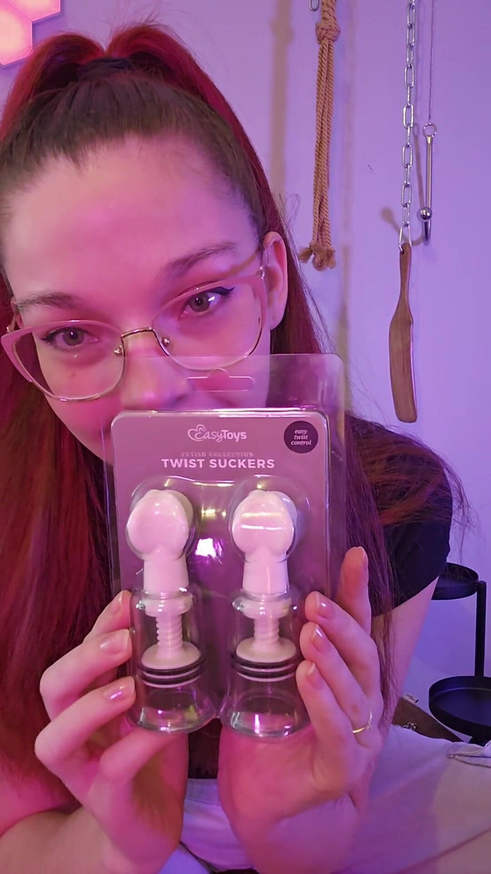 petitesubkitten: इतने सारे नए खिलौने! मैं उन सभी को आज़माने के लिए इंतजार नहीं कर सकता! आपको कौन सा सबसे अच्छा पसंद है?