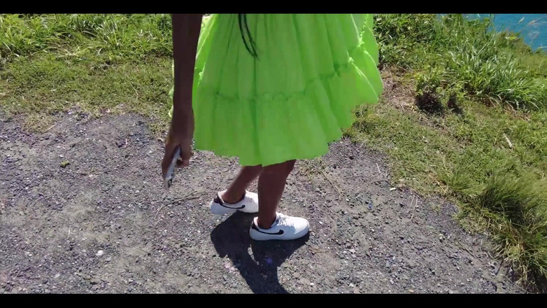 English Psycho: Oがビーチでセックスするために、18歳のトランスチョコレートバービーを見つけた!