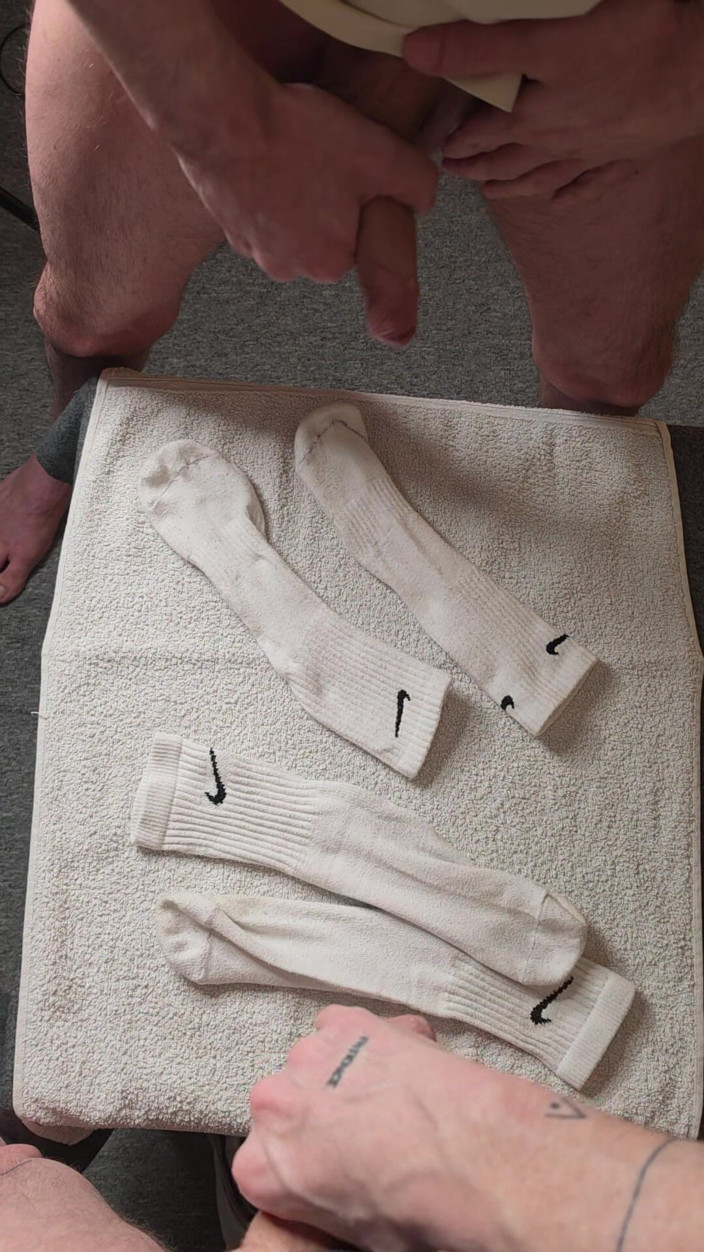 Twotwinkhusbands: Besteld: 2x Paar Gebruikte Sperma Doorweekte Witte Nike Sokken