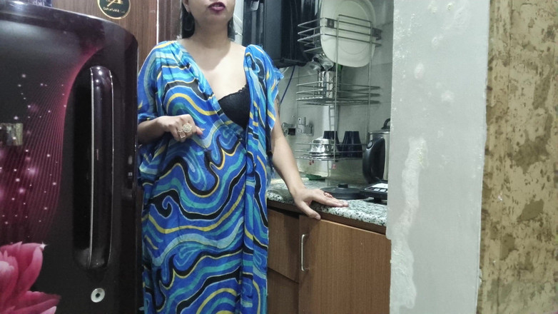 Saarabhabhi6: Madrastra india mira y entra en la cocina de su...