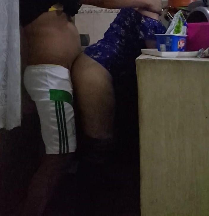 Eatrella j: Služka dodává zadek v kuchyni