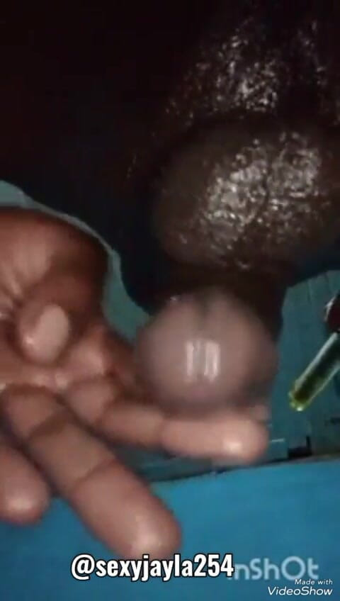 Sexyjayla254: 饥渴的下身玩弄他的大黑抹油屁股