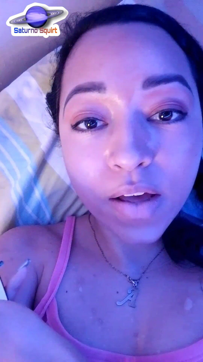 Saturno Squirt: 土星の潮吹き、あなたの義理の娘は、あなたに会えて幸せで、あなたのことを考えて自分自身に触れたいと思っています