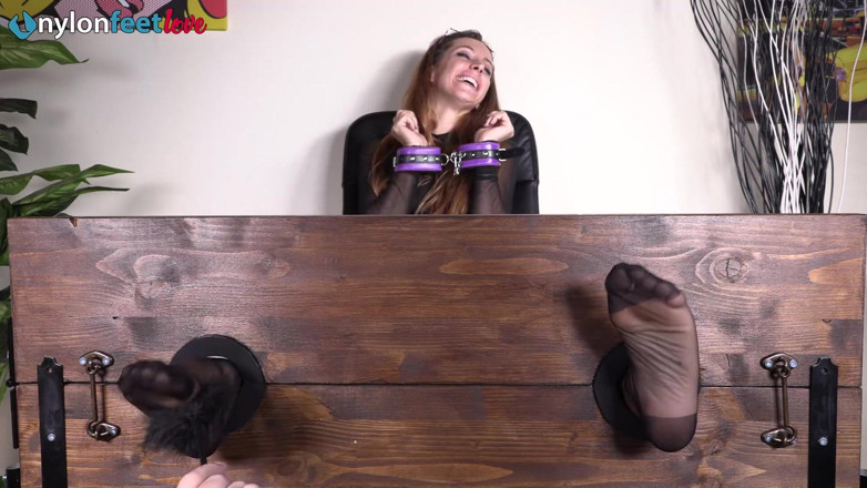 Best Nylon Feet Videos: Picioarele Electrei în pastile gâdilate