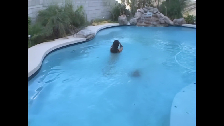 The Transexuals Megastore: O piscină transsexuală