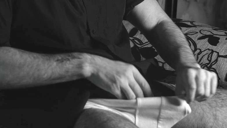 NoelDero: O garoto masturba close-up com camisinha e goza alto nele.