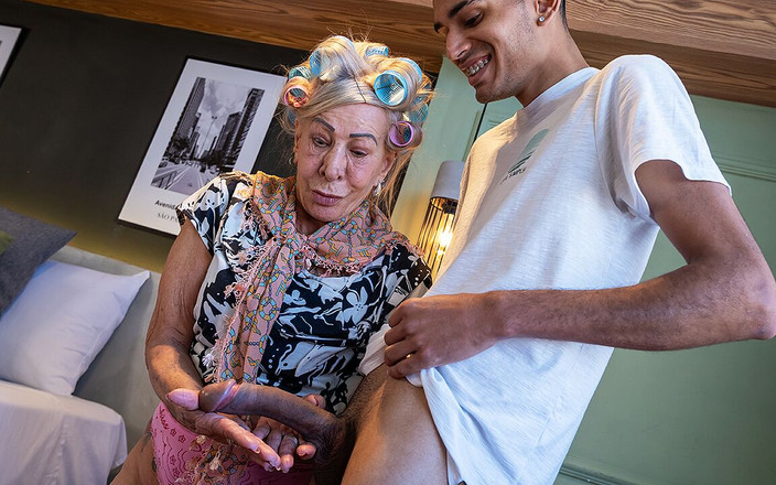 MatureToFuck: タトゥーを入れた79歳のおばあちゃんは完全にショックを受けています