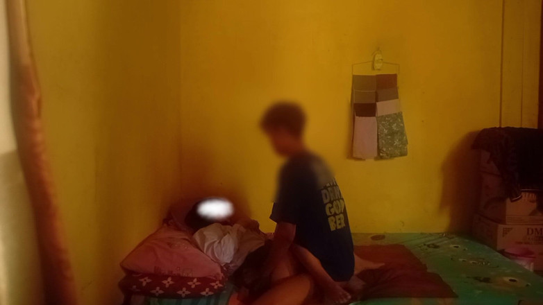 Famly sex: Entot'ta üniversitede genç kız yalnızken evinde