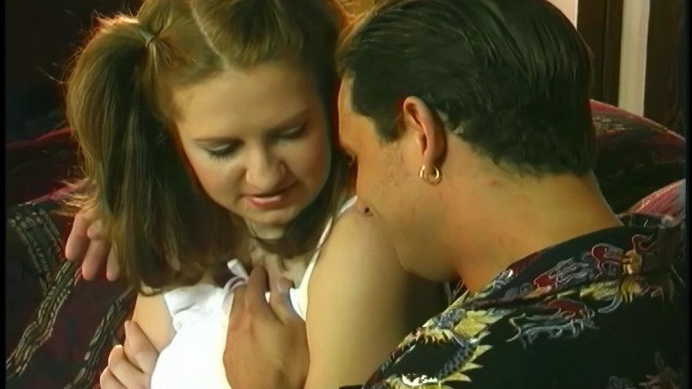 Perv Milfs n Teens: Julia Inhaluje kutasa i rozprzestrzenia jej nagą ogoloną cipkę dla...