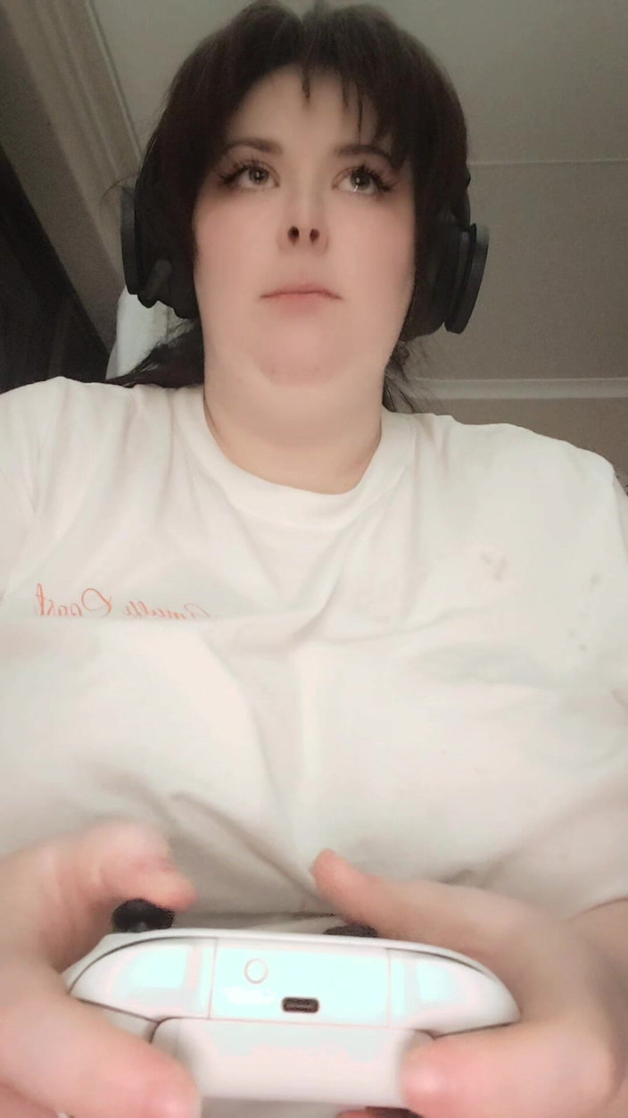 Aliceqii: BBW gamer loszka masturbuje się swoją grubą cipką