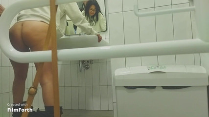 Mayay Thor X: banheiro público me dá o que é bom