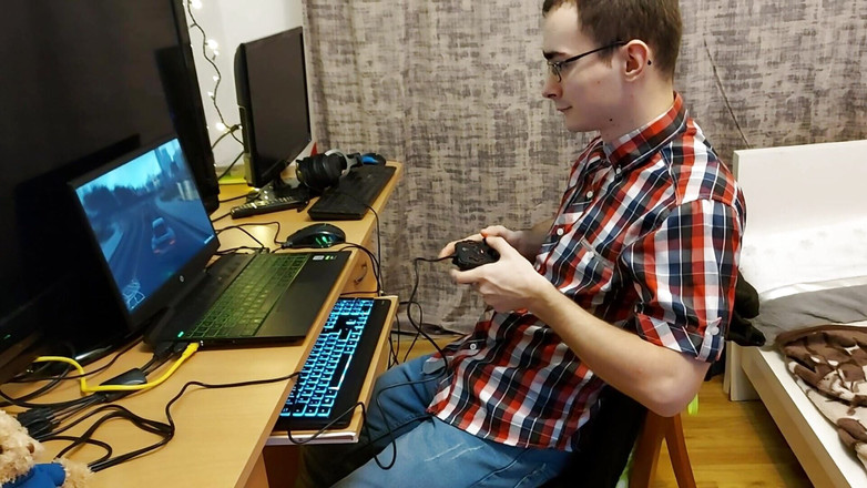 Alex and Luiza: Sexy college-mädchen hilft ihrem strebsamen mitschüler, jungfräulichkeit zu verlieren