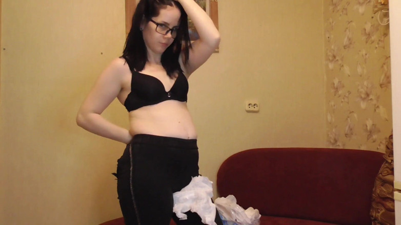 Anna Sky: Anna devient folle et fait des ordures