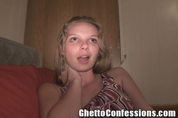 Ghetto Confessions: Sarkık memeli sarışın gülen kız yarak emiyor hapishane seks hikayeleri!