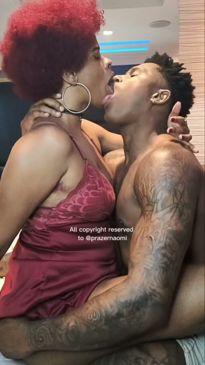 Prazer Naomi: Baisers Intenses, Crachats Et Beaucoup De Bave