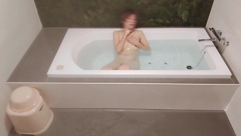 akeieroi: Masturbazione in vasca - masturbazione che ti fa venire così forte...