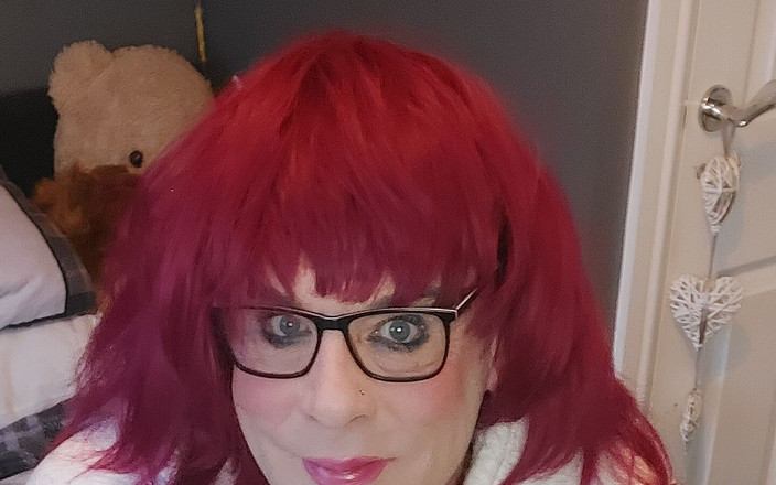 Juniperberi29: Кроссдрессер Juniper Beri практикует сосание члена на дилдо