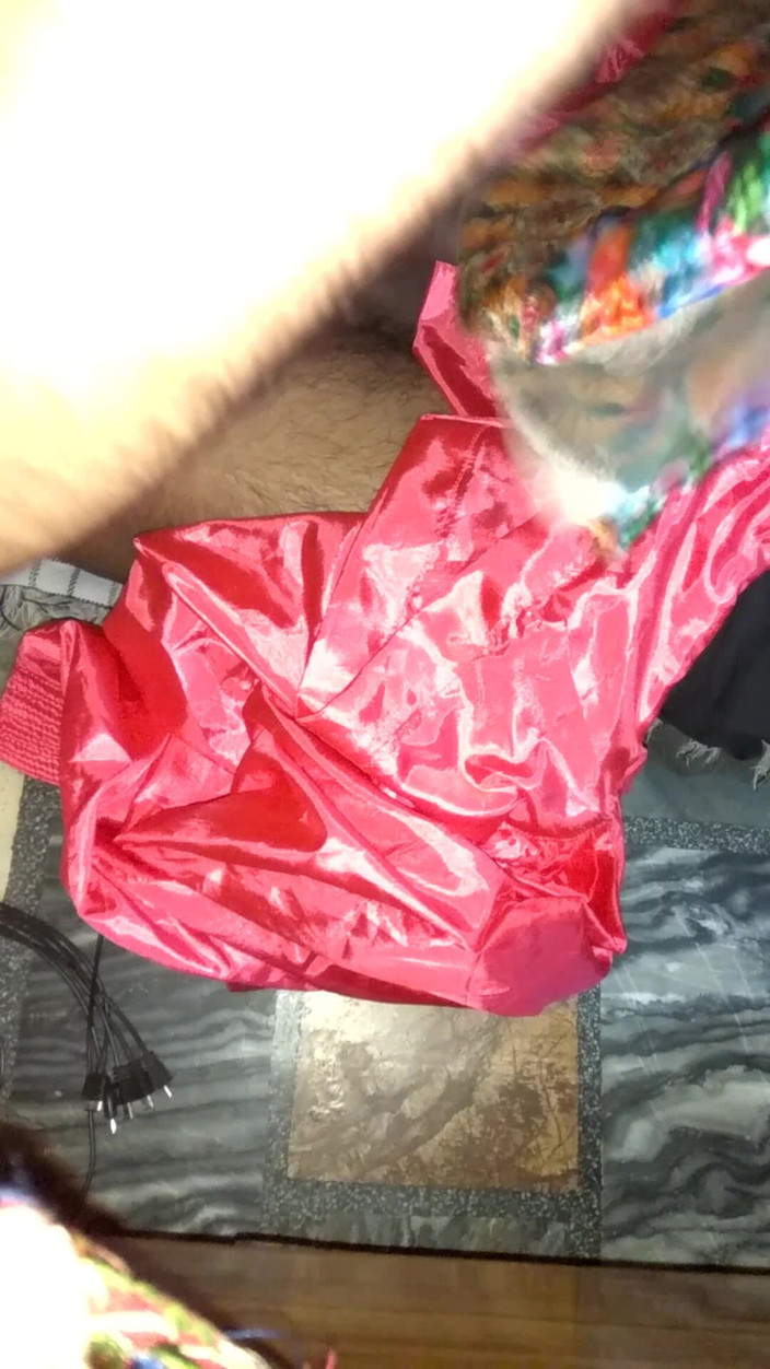 Satin And Silky: Satijnen zijden aftrekbeurt porno - klaarkomen op roze satijn zijdeachtige Salwar...