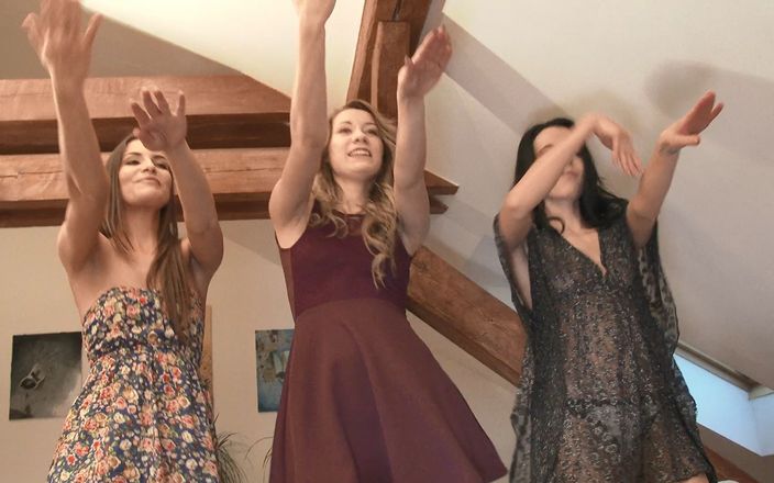 Leon Lambert: Летнее платье, стриптиз и танцевальная вечеринка с тремя студентками в любительском видео, приглашенных на примерку обнаженной на перегоне для фейковой съемки