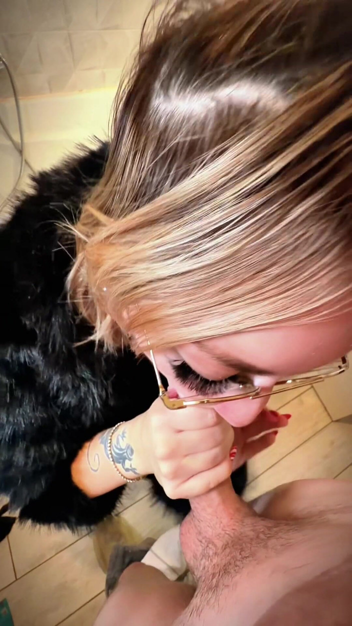 GIULIANA_OFFICIEL: Am Grijă De Colotaire-ul Meu Sugându-l