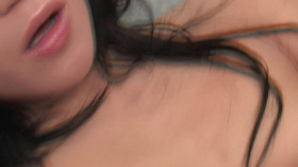 Hot Girlz: Hermosa morena con tetas pequeñas jugando su coño