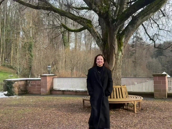 Lulu Wild: Onderdanige Lulu Wilds harige kut wordt gecreampied door de enorme...