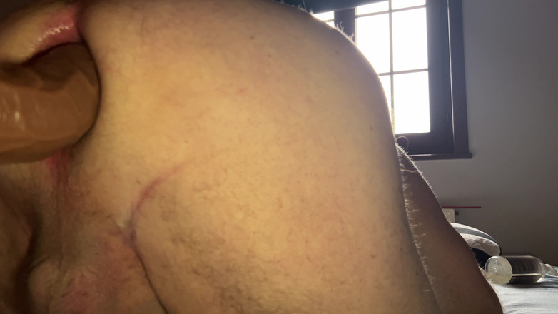 Almaviva: Kakek ngentot dildo cokelatnya dan dia menikmatinya