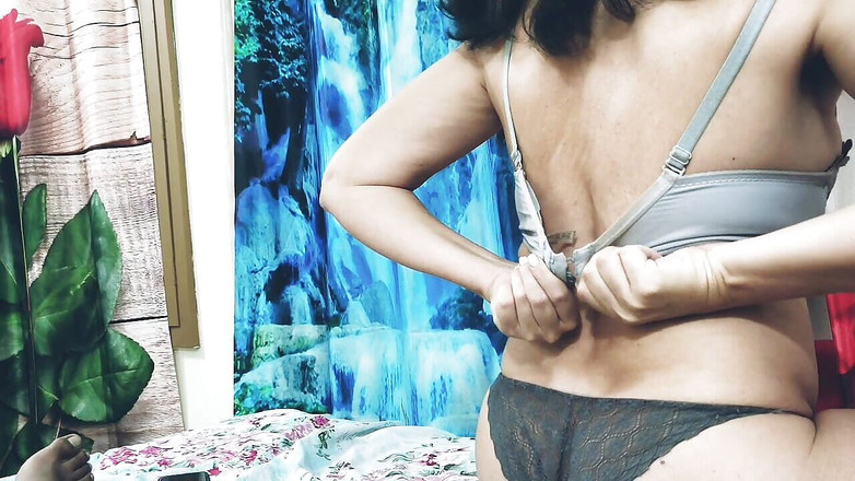 Bolly Karma: Pequeña chica chupa bbc y gime de placer