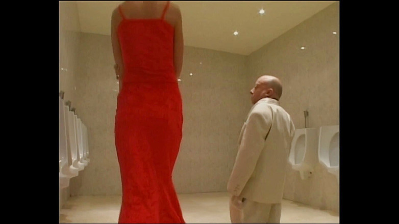 Rocco Siffredi porn: Une bombasse suce des nains