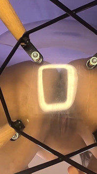 Überquellen transparenter stuhl