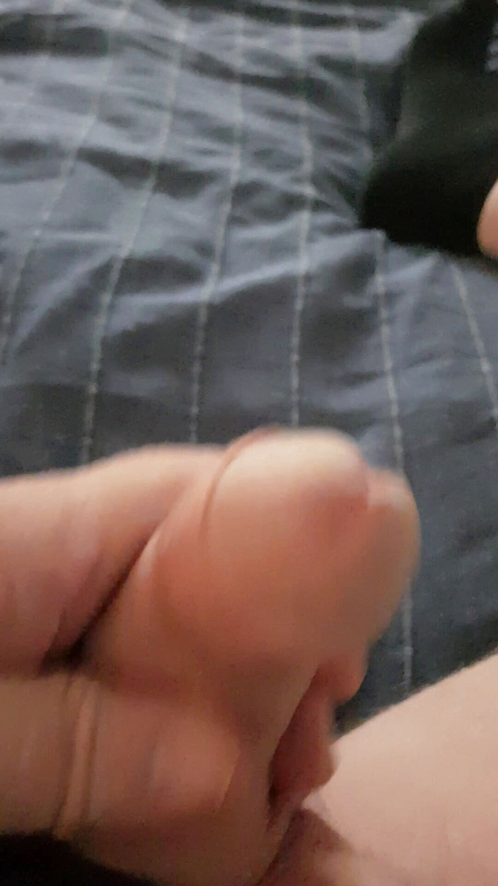 Pellefnatt: Mi sdraio e mi accarezzo il cazzo e lo masturbo...