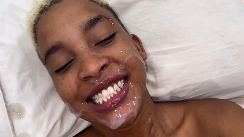 Jr Doidera: 若いレベッカ・オレウがモーテルで二人の友人と一緒にいて、彼女を放っていった