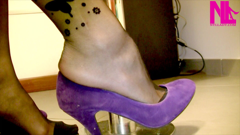 Nyllady: Shoeplay in Violet Velvet Pumps and Black Butterflied Pantyhose