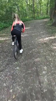 Ein Bike endet mit einem heißen blowjob im wald