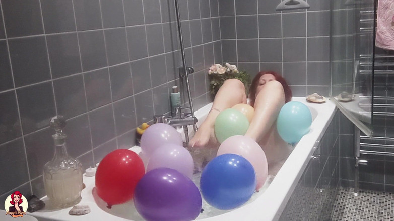 Maggie Moon: Приймаю ванну і граю з повітряними кульками