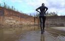 Latex Desire: Rubberen wandeling in de modder