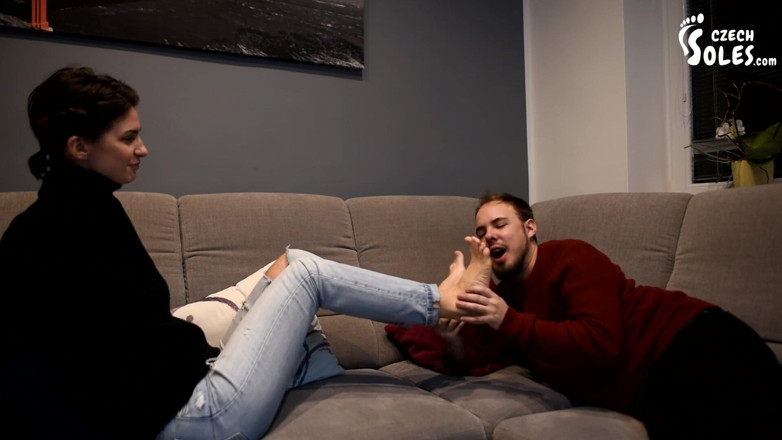 Czech Soles - foot fetish content: นิโคลาได้รับการนับถือเท้าเป็นครั้งแรกในชีวิต!