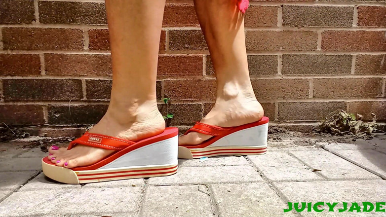 JasmineJade: Bàn chân nhỏ của châu Á trong đôi giày cao gót màu đỏ...