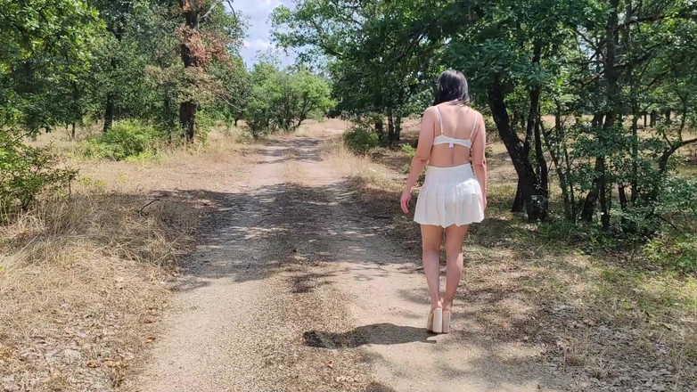 Za Za: 奴隶tih在高速公路上展示他的裸体阴户而受到惩罚