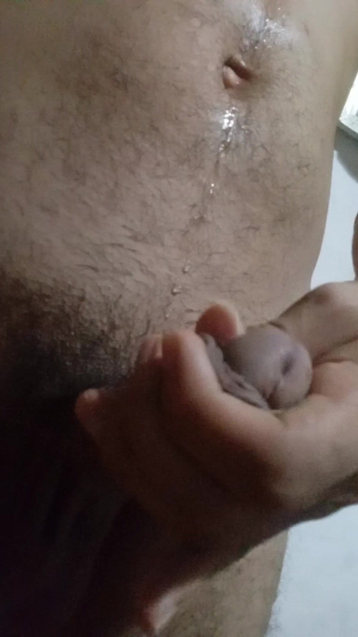 Cute boy jerks off: Man kwam de badkamer uit om een rietje in zijn...