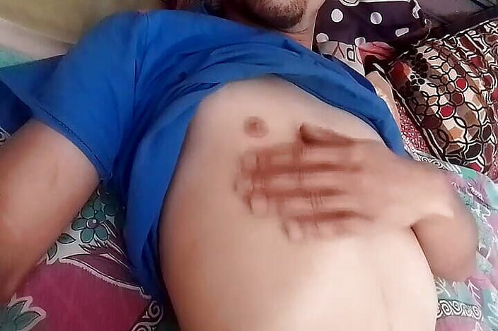 Gangbang straight: Jovem garoto esfregando mamilos e peito