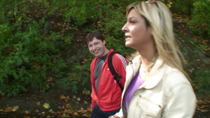 Lucky Cooch: Blonde göttin wird im freien in einer dreier-action gefickt